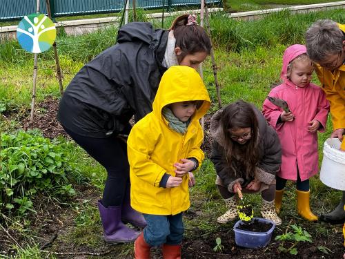 Matinée jardinage pour les PS le jeudi 04 avril